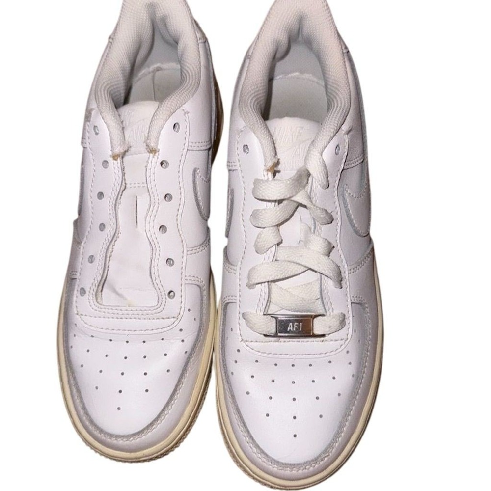 Nike Air Force 1 '07 Low White Leather Sneakers Unisex Size 4Y missing one lace